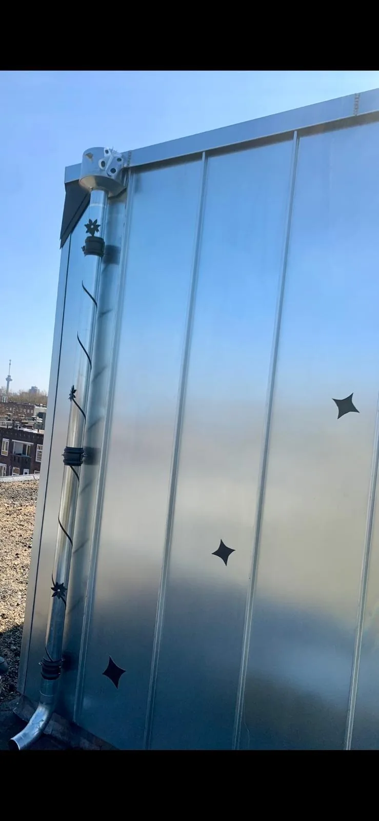 Detail van de metalen wandbekleding van een dakopbouw.
