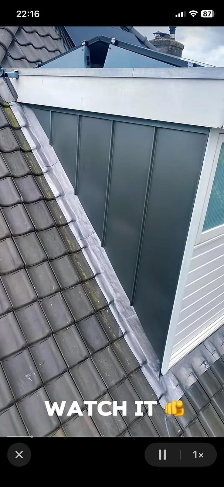 Zijaanzicht van een metalen dakopbouw tussen schuine dakvlakken.